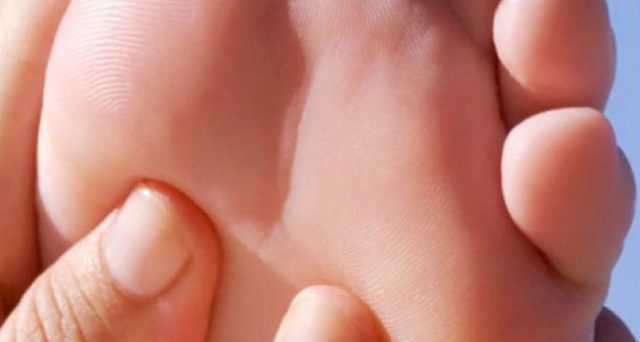 reflexology massage on feet big toe for acne cure